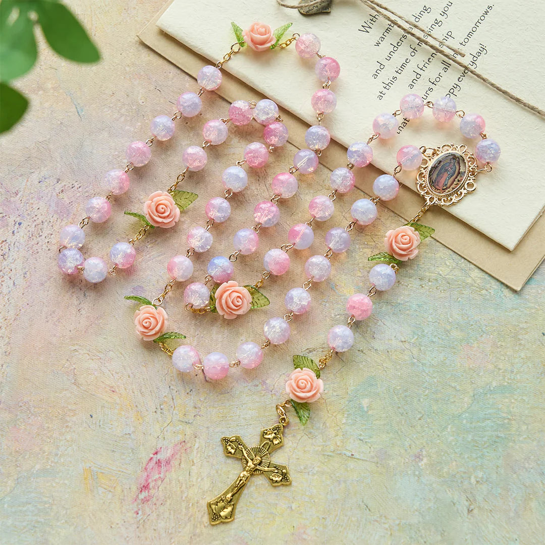 Vergine Maria con rosario e accento di rosa: fede senza tempo e simbolo floreale di devozione