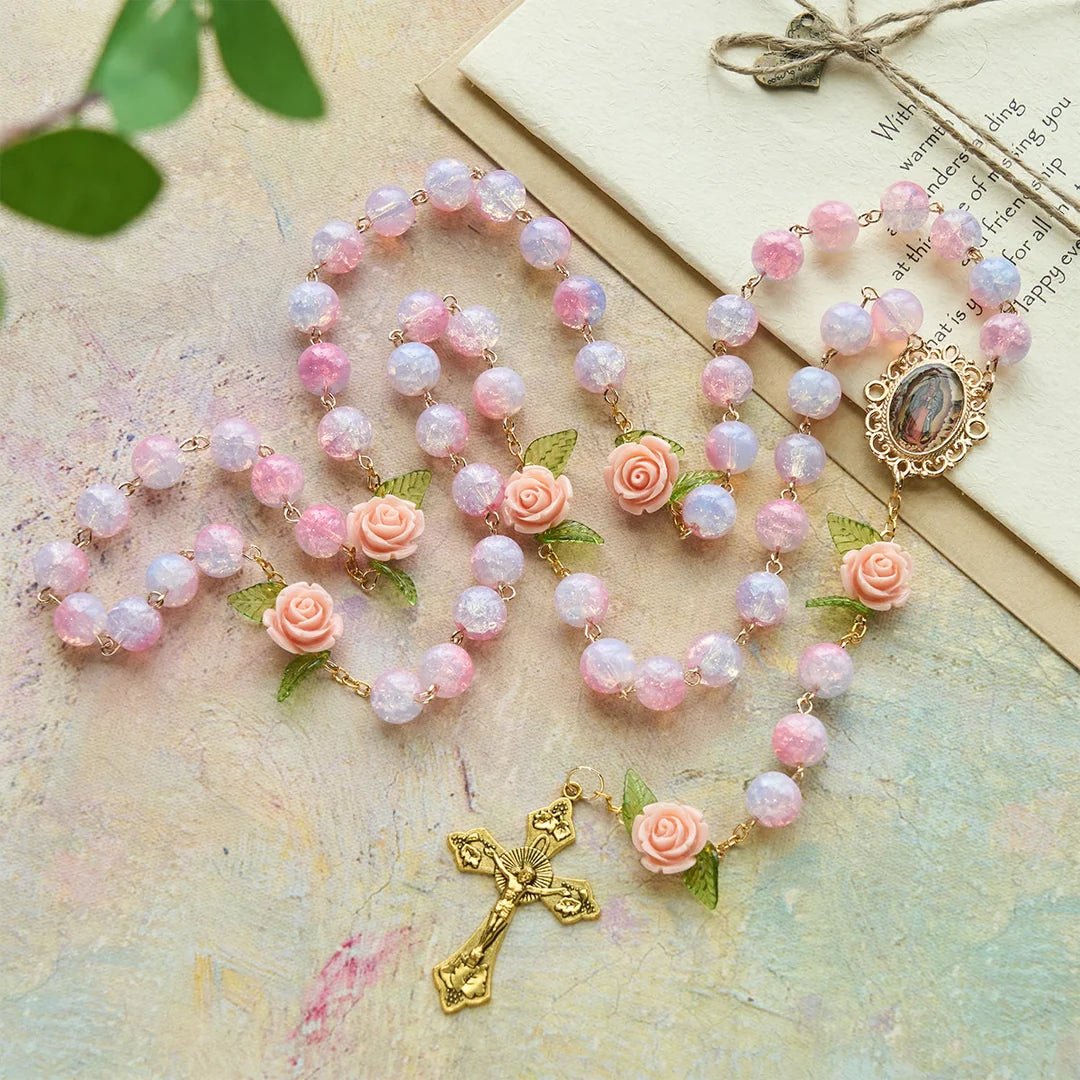 Vergine Maria con rosario e accento di rosa: fede senza tempo e simbolo floreale di devozione
