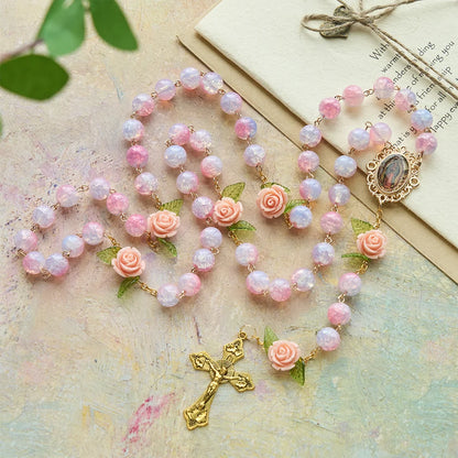 Vergine Maria con rosario e accento di rosa: fede senza tempo e simbolo floreale di devozione