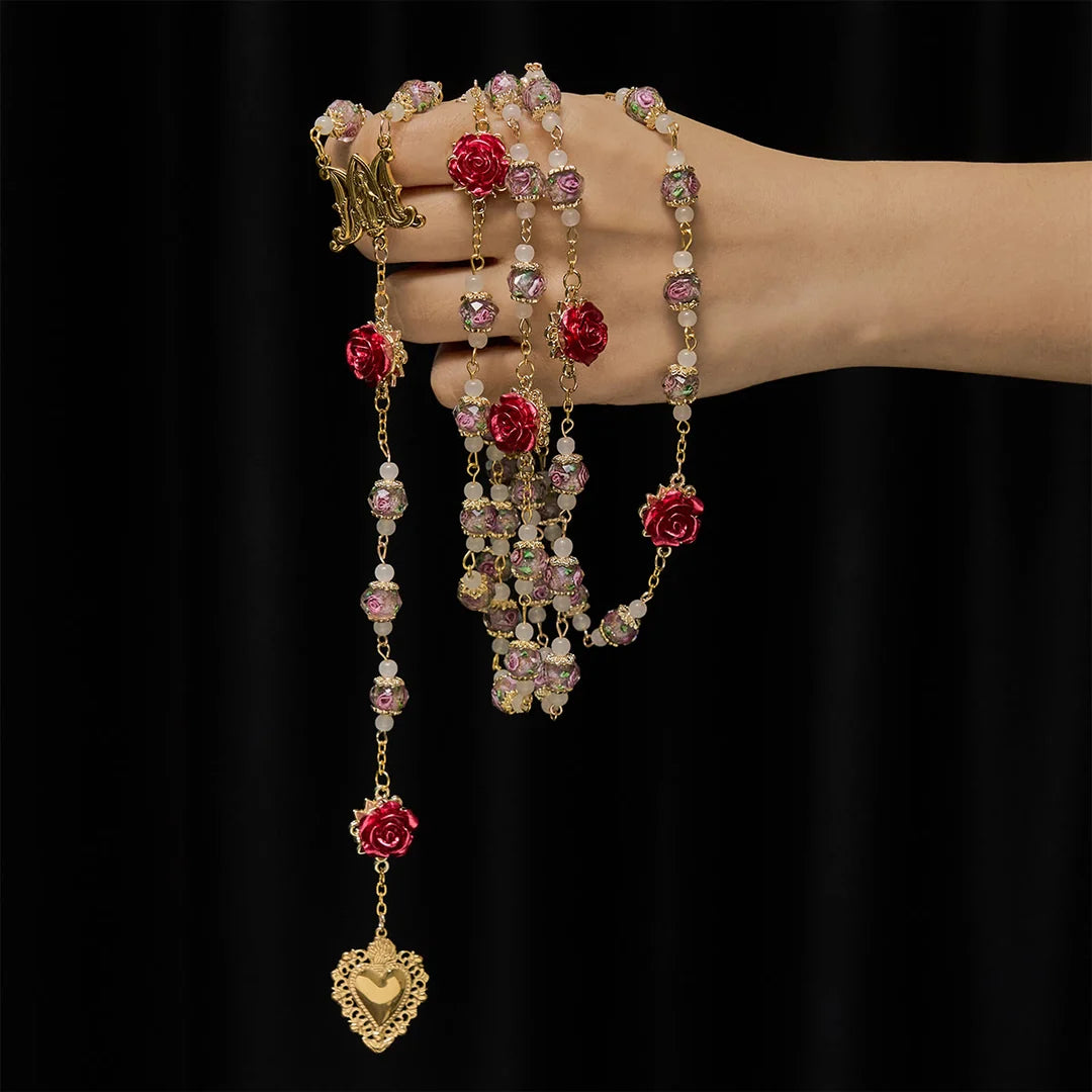 Rosario di rose con accento floreale e Sacro Cuore: una fede dolce per la preghiera quotidiana