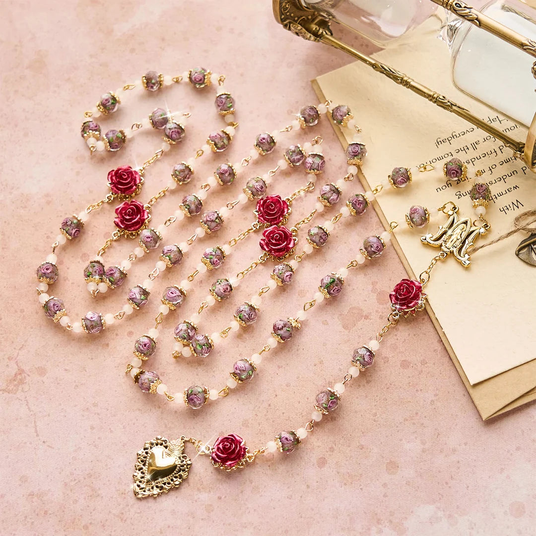 Rosario di rose con accento floreale e Sacro Cuore: una fede dolce per la preghiera quotidiana