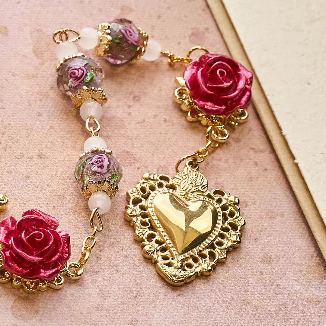 Rosario di rose con accento floreale e Sacro Cuore: una fede dolce per la preghiera quotidiana
