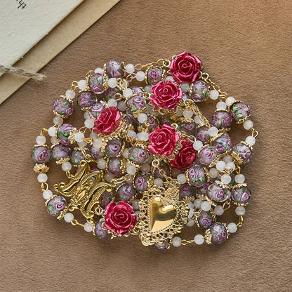 Rosario di rose con accento floreale e Sacro Cuore: una fede dolce per la preghiera quotidiana