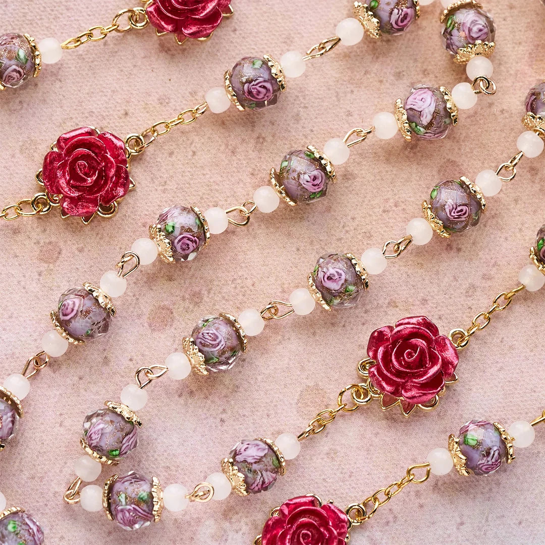Rosario di rose con accento floreale e Sacro Cuore: una fede dolce per la preghiera quotidiana
