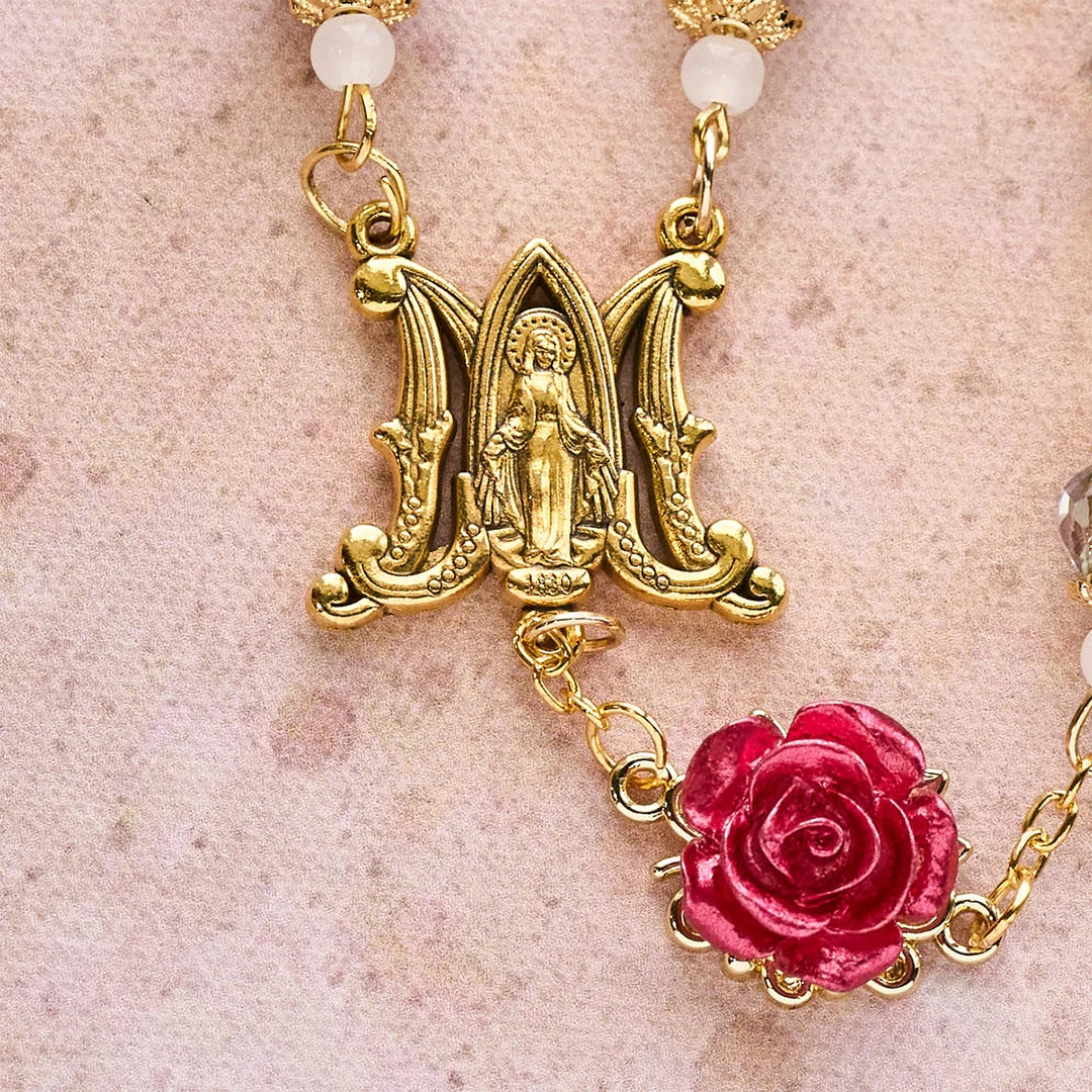 Rosario di rose con accento floreale e Sacro Cuore: una fede dolce per la preghiera quotidiana