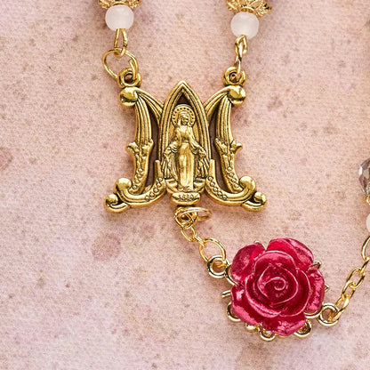 Rosario di rose con accento floreale e Sacro Cuore: una fede dolce per la preghiera quotidiana