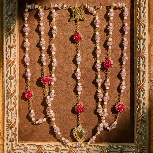 Rosario di rose con accento floreale e Sacro Cuore: una fede dolce per la preghiera quotidiana