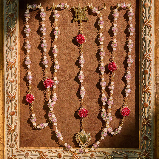Rosario di rose con accento floreale e Sacro Cuore: una fede dolce per la preghiera quotidiana