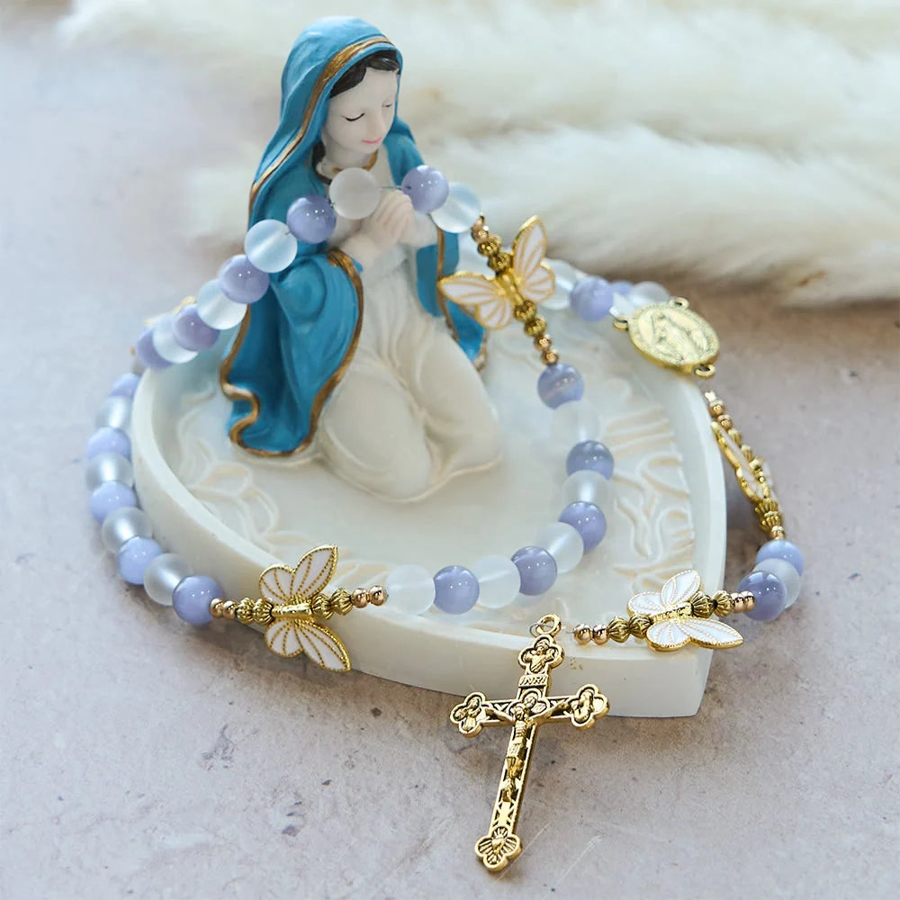 Occhio di gatto viola-rosa e vetro satinato, rosario con farfalla: incarna l'amore sacro e la grazia