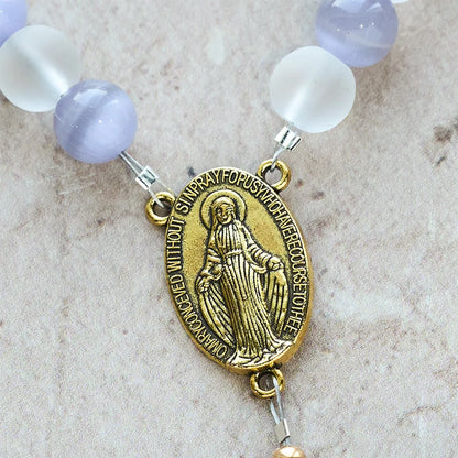 Occhio di gatto viola-rosa e vetro satinato, rosario con farfalla: incarna l'amore sacro e la grazia