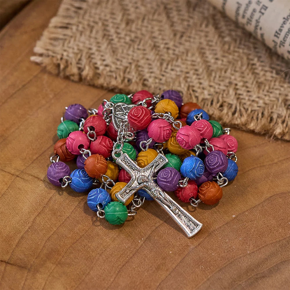 Różaniec z krzyżem Jezusa Świętej Rodziny z różowymi koralikami