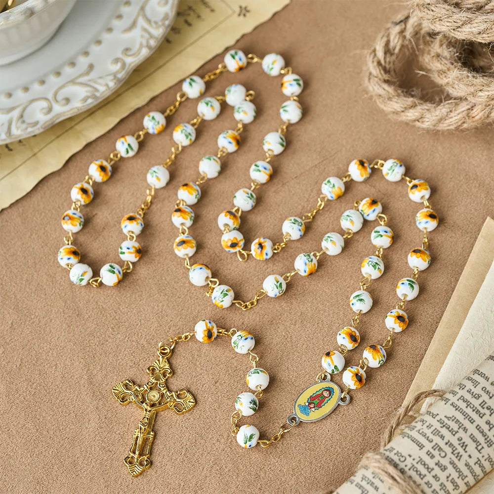 con margherite gialle, perline di ceramica e un ciondolo della Madonna