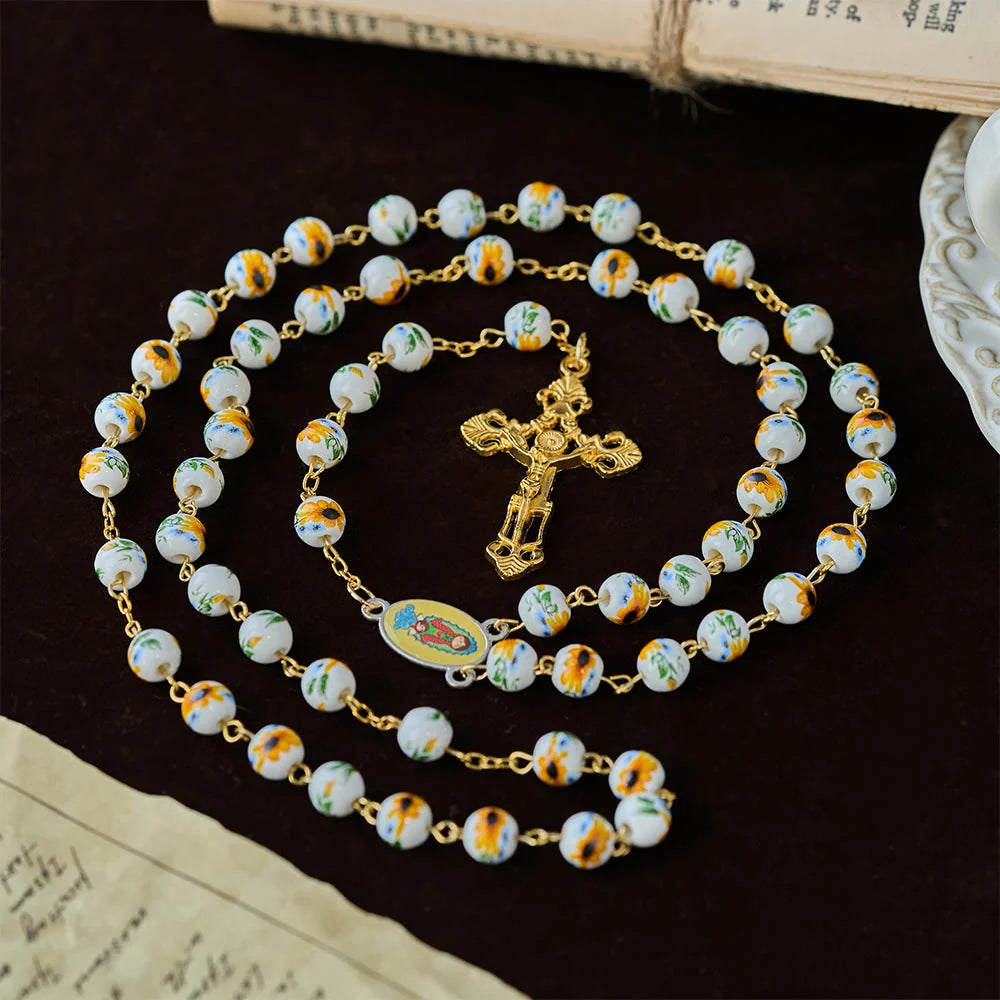 con margherite gialle, perline di ceramica e un ciondolo della Madonna
