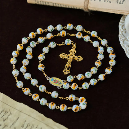 con margherite gialle, perline di ceramica e un ciondolo della Madonna