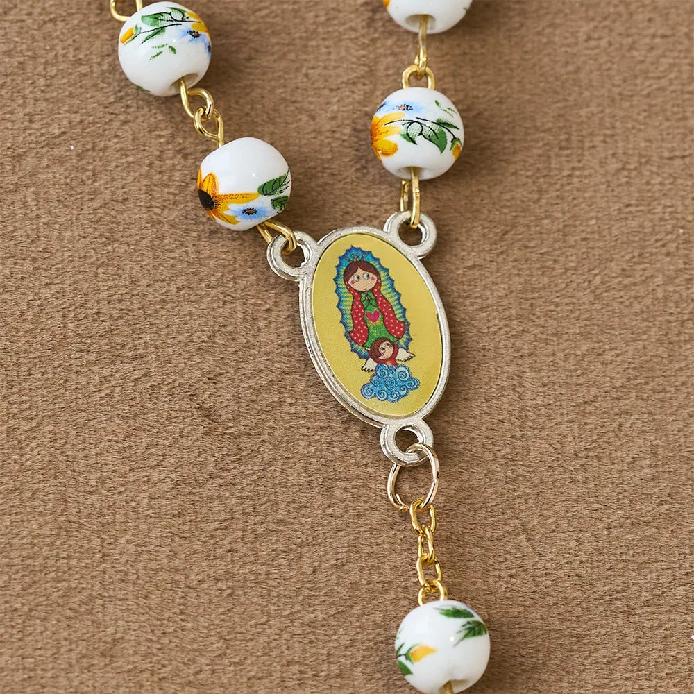 con margherite gialle, perline di ceramica e un ciondolo della Madonna