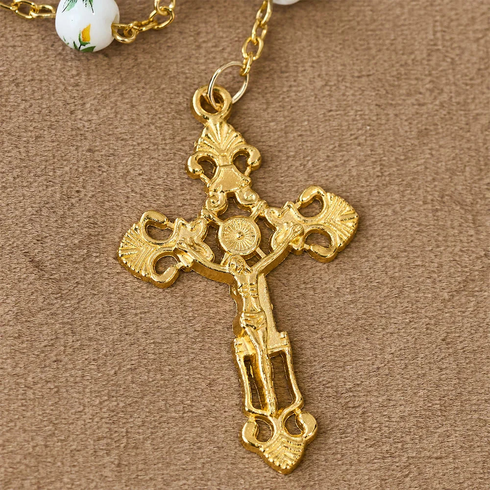 con margherite gialle, perline di ceramica e un ciondolo della Madonna