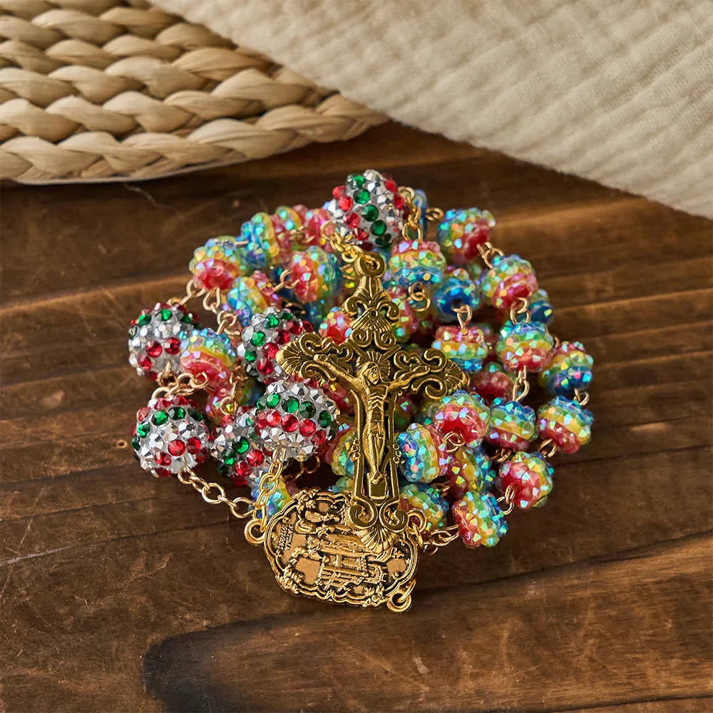 Rosario con perline arcobaleno a tema natalizio e croce dorata: devozione e fede viva