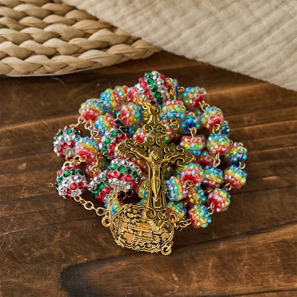 Rosario con perline arcobaleno a tema natalizio e croce dorata: devozione e fede viva