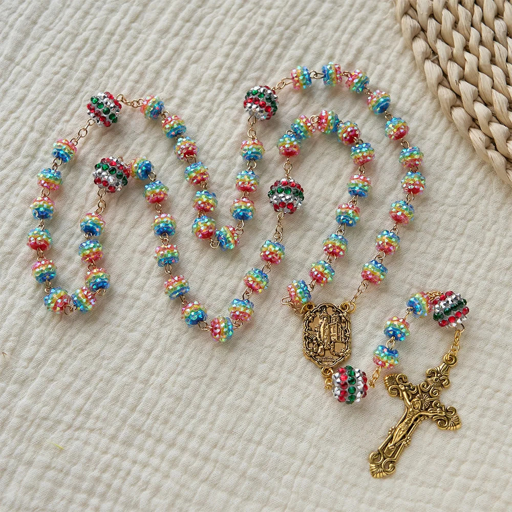 Rosario con perline arcobaleno a tema natalizio e croce dorata: devozione e fede viva