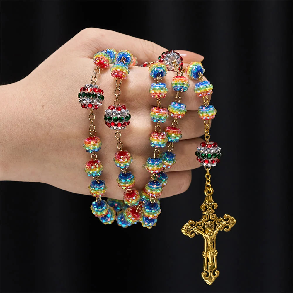 Rosario con perline arcobaleno a tema natalizio e croce dorata: devozione e fede viva