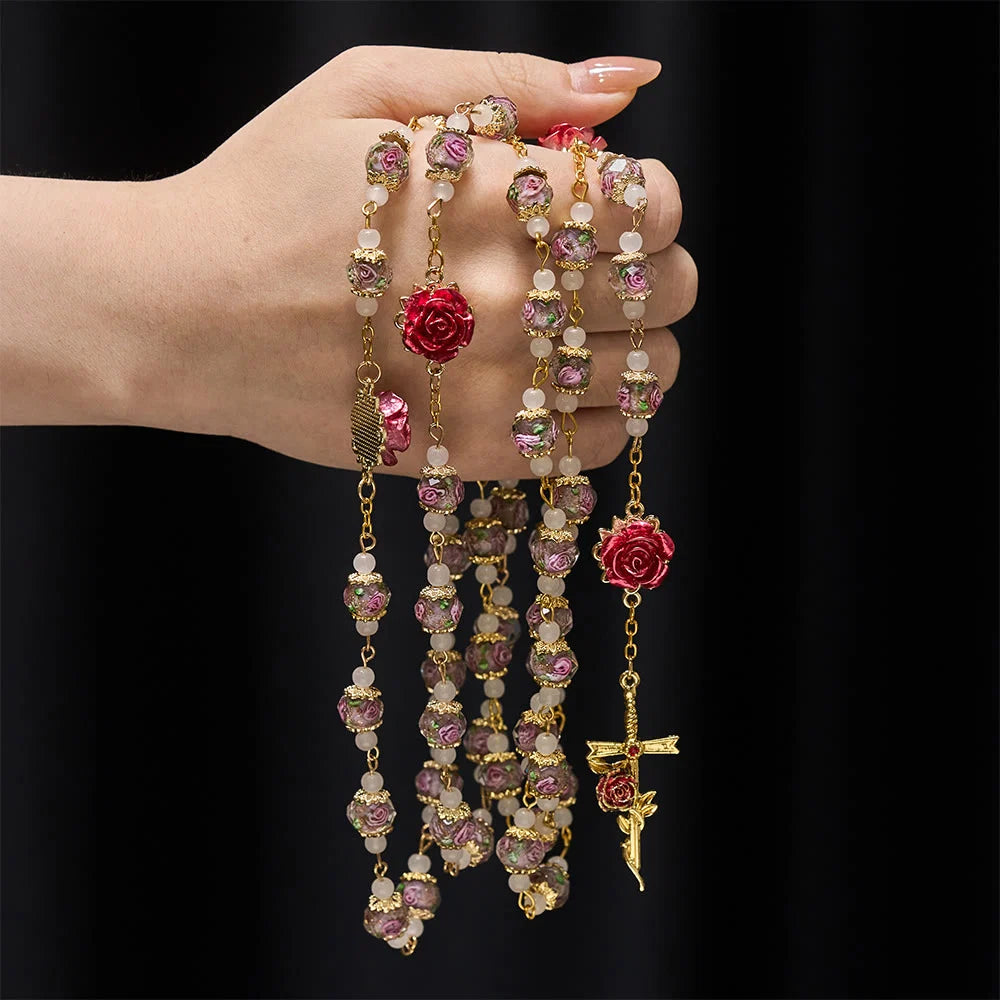 Rosario di rose con accento floreale e Sacro Cuore: una fede dolce per la preghiera quotidiana