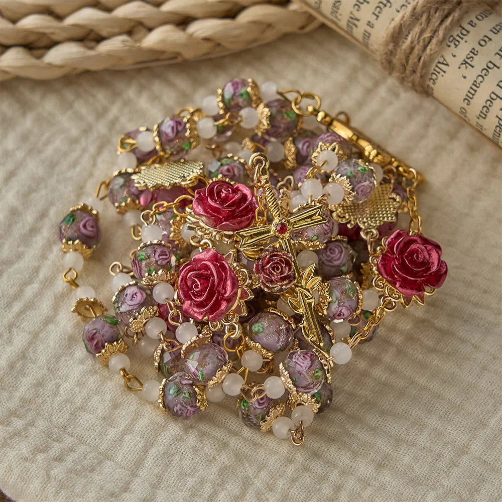 Rosario di rose con accento floreale e Sacro Cuore: una fede dolce per la preghiera quotidiana