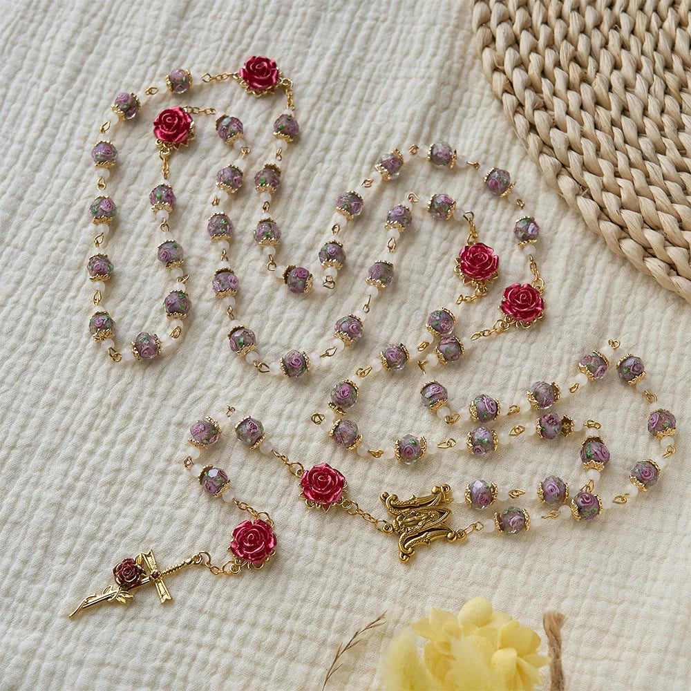 Rosario di rose con accento floreale e Sacro Cuore: una fede dolce per la preghiera quotidiana