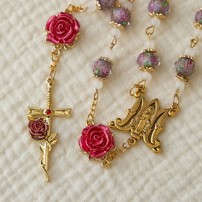 Rosario di rose con accento floreale e Sacro Cuore: una fede dolce per la preghiera quotidiana