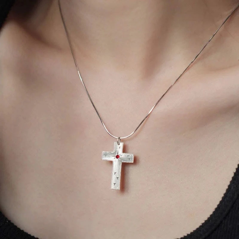 Naszyjnik z wisiorkiem w kształcie krzyża z cyrkonii z grawerunkiem gwiazdy :symbol boskiego światła i wiary
