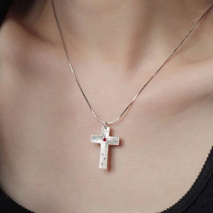 Naszyjnik z wisiorkiem w kształcie krzyża z cyrkonii z grawerunkiem gwiazdy :symbol boskiego światła i wiary