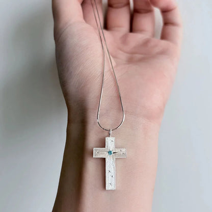 Naszyjnik z wisiorkiem w kształcie krzyża z cyrkonii z grawerunkiem gwiazdy :symbol boskiego światła i wiary