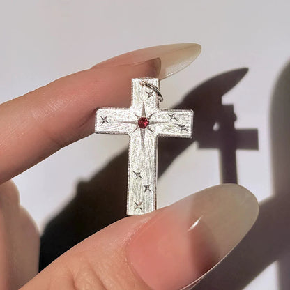 Naszyjnik z wisiorkiem w kształcie krzyża z cyrkonii z grawerunkiem gwiazdy :symbol boskiego światła i wiary