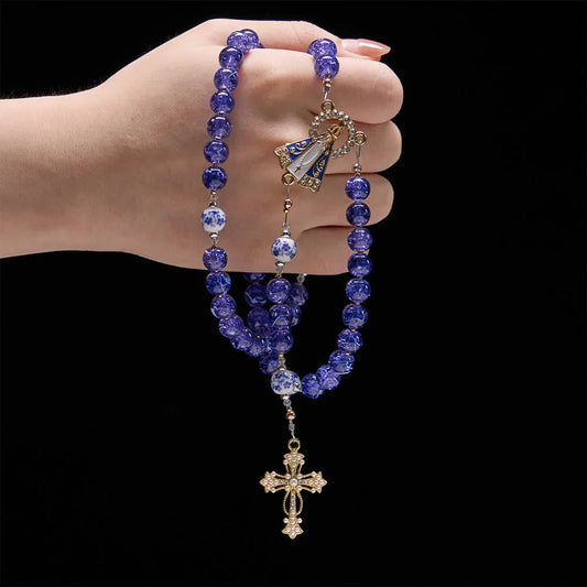 Rosario in vetro blu scuro craquelé e grani di porcellana con la Madonna di Aparecida al centro