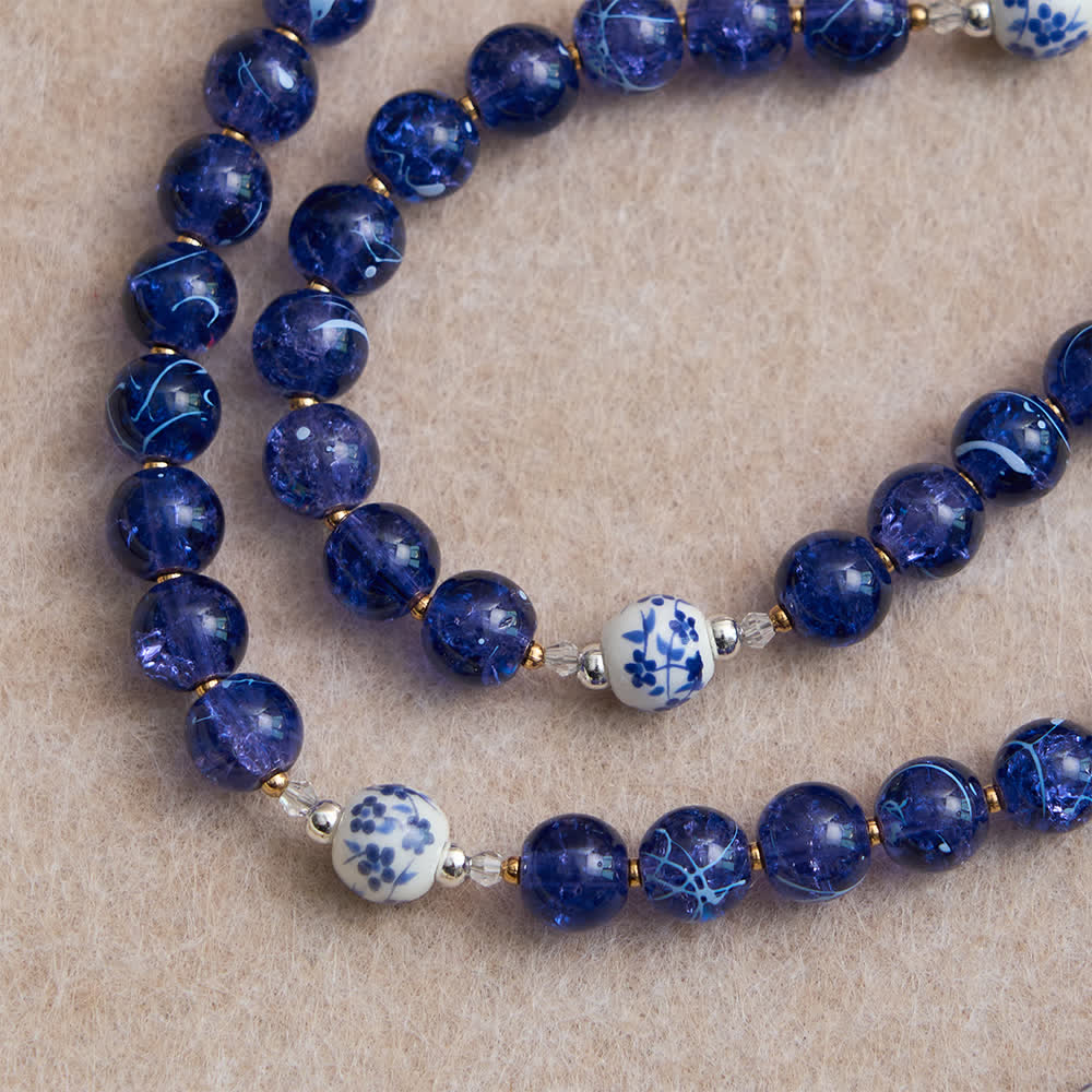 Rosario in vetro blu scuro craquelé e grani di porcellana con la Madonna di Aparecida al centro