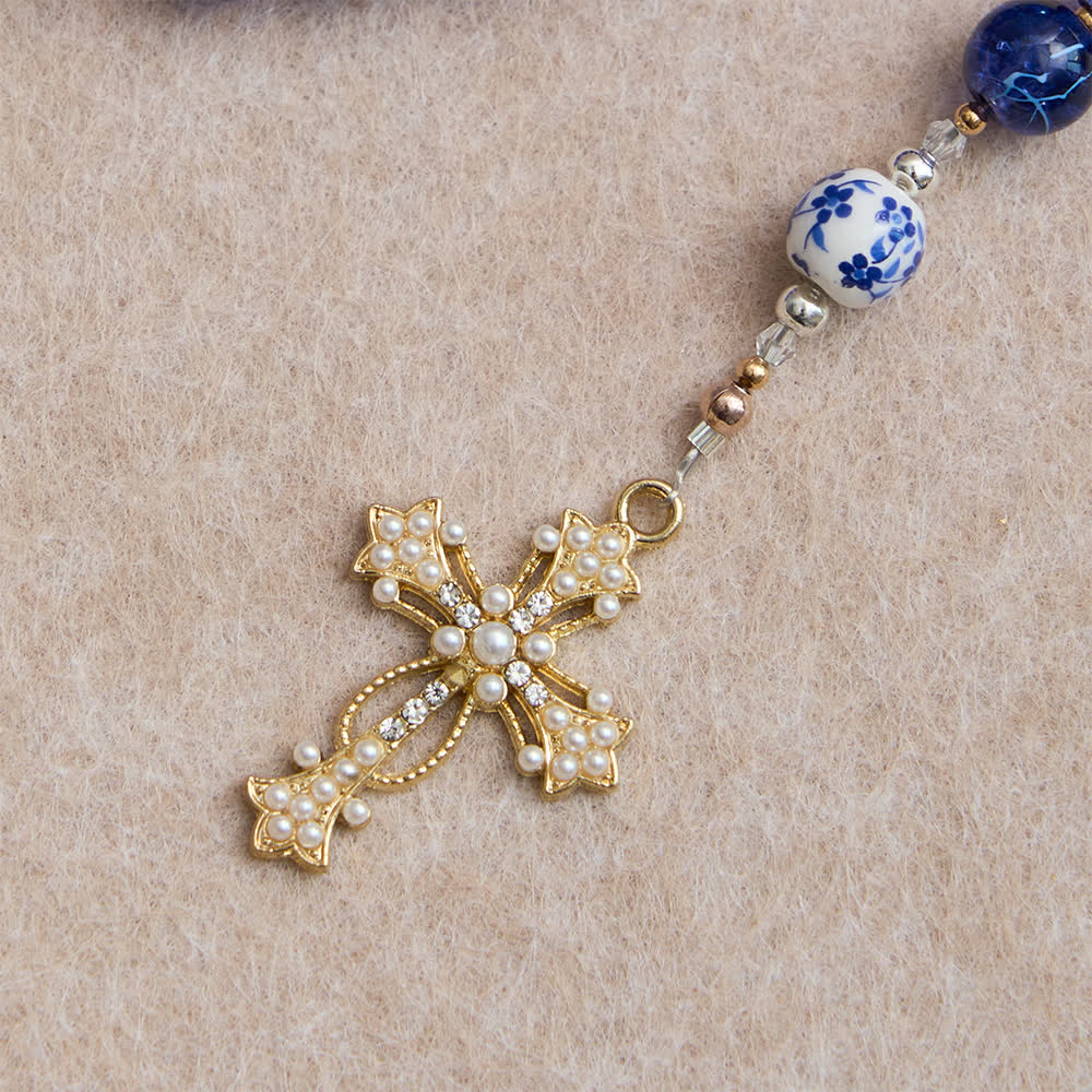 Rosario in vetro blu scuro craquelé e grani di porcellana con la Madonna di Aparecida al centro