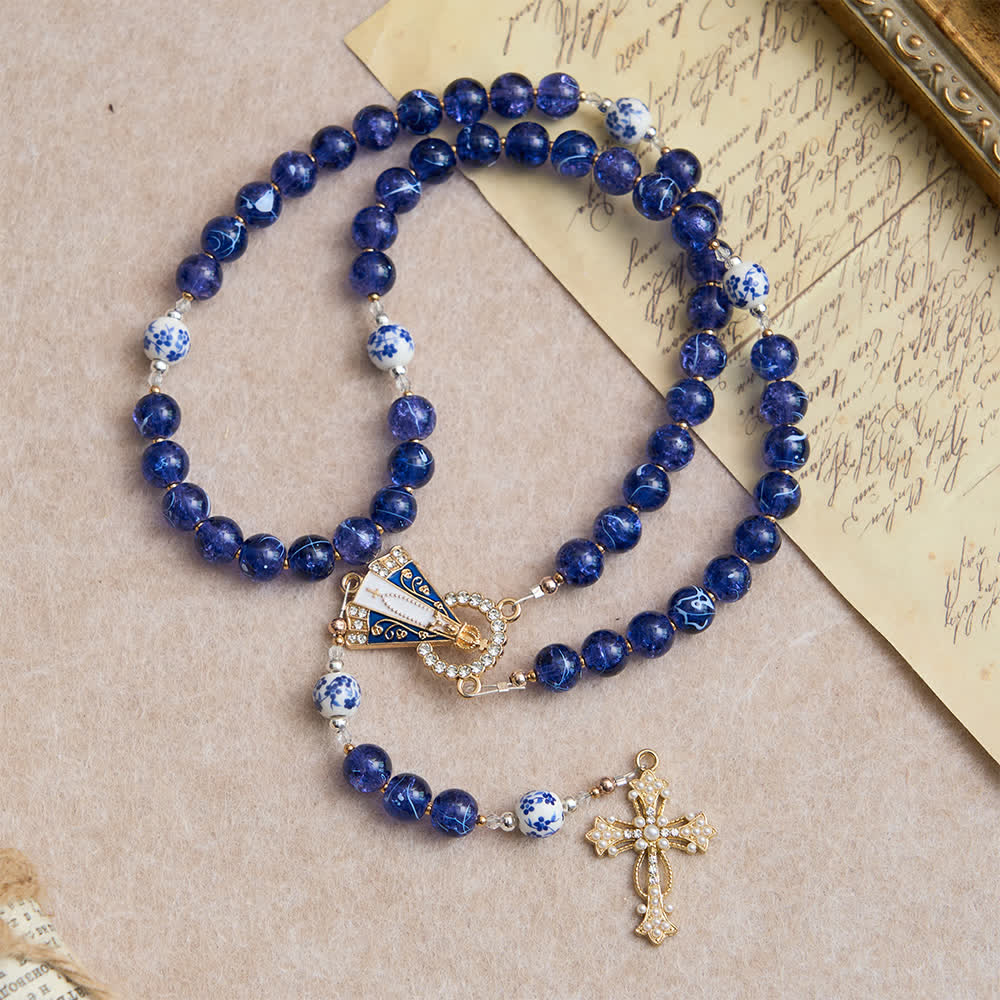 Rosario in vetro blu scuro craquelé e grani di porcellana con la Madonna di Aparecida al centro