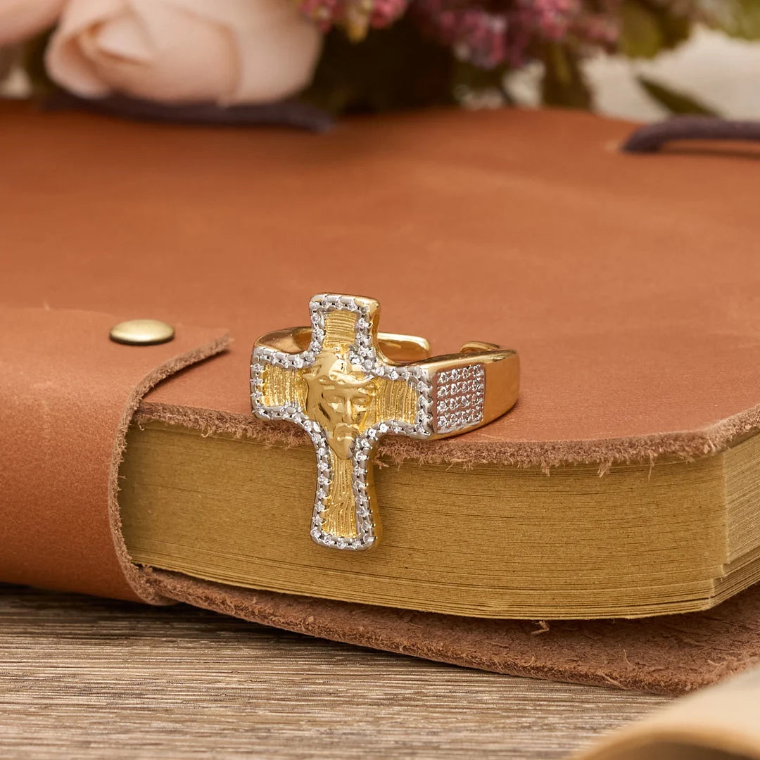 Krzyż z Twarzą Jezusa, otwarty pierścień: odważny symbol odkupieńczej łaski