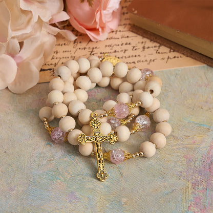 z naturalnego drewna i różowego szkła spękanego z wisiorkiem Matki Boskiej