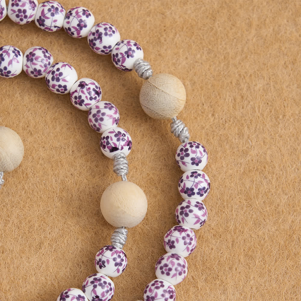 di colore viola con motivo floreale, con San Benedetto e il calice IHS