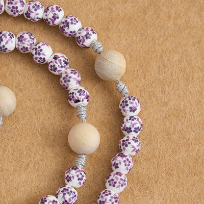 di colore viola con motivo floreale, con San Benedetto e il calice IHS