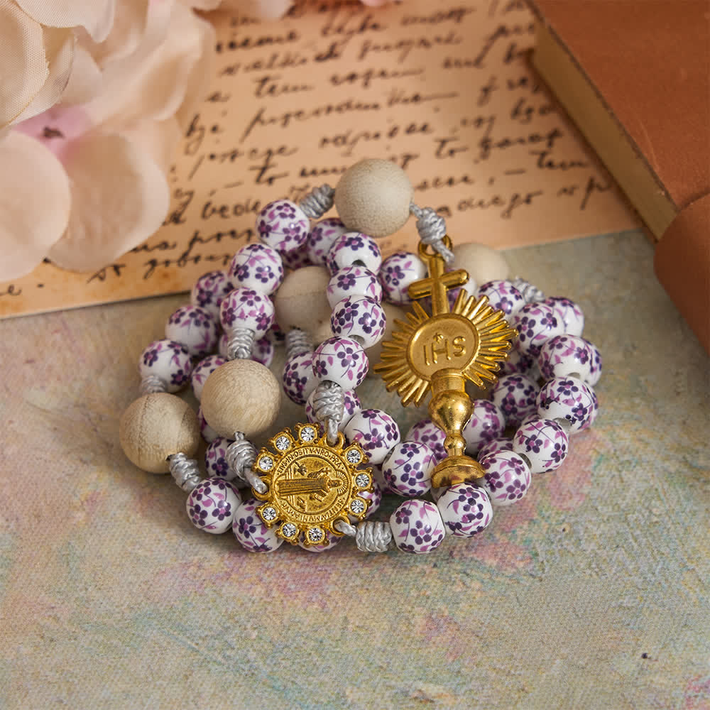di colore viola con motivo floreale, con San Benedetto e il calice IHS