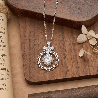 Naszyjnik z cyrkoniowym krzyżem wysadzanym kamieniami, wieńcem cierniowym i kamieniem szlachetnym w kształcie serca,: