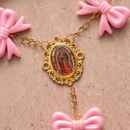 Różaniec z różową kokardką Matki Bożej z Guadalupe: Nieś Jej delikatne błogosławieństwa