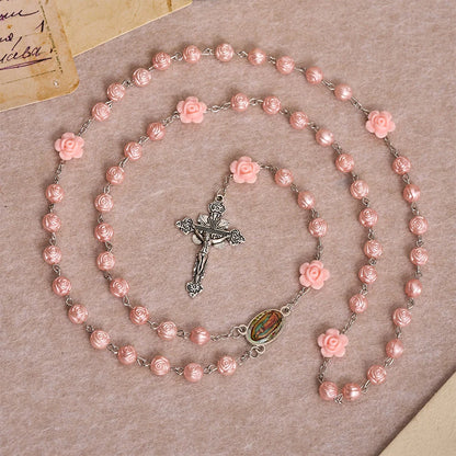 Glossy Rose z trójwymiarowym kwiatowym akcentem, emaliowanym medalionem Matki Boskiej i antycznym krucyfiksem