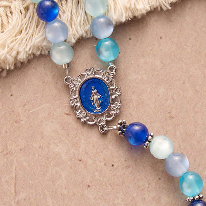 Collana rosario tricolore blu con perline opache della Madonna e chiusura a T: devozione quotidiana