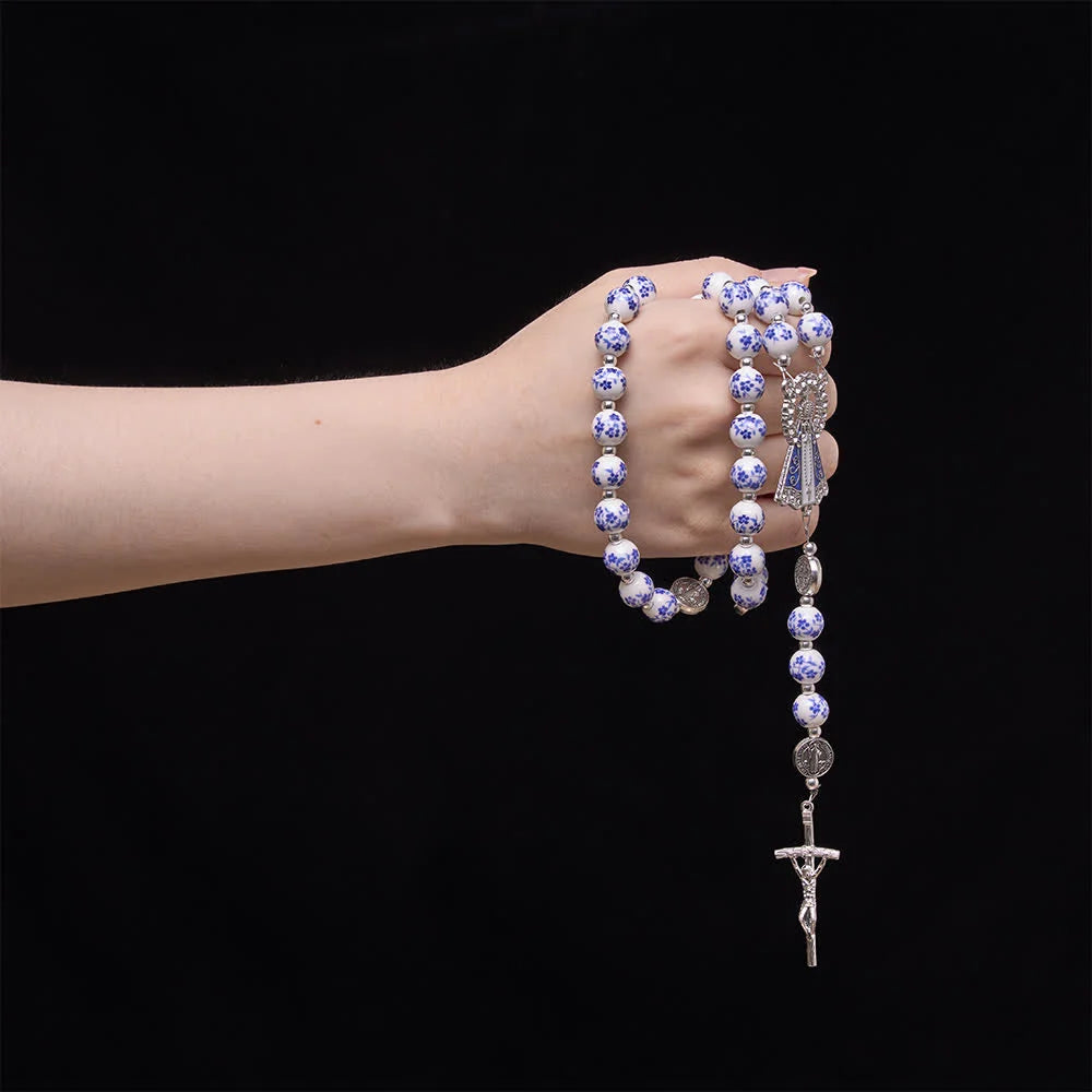 Rosario in ceramica Sacrelle nei colori bianco e blu con motivo floreale, medaglie di San Benedetto e della Madonna