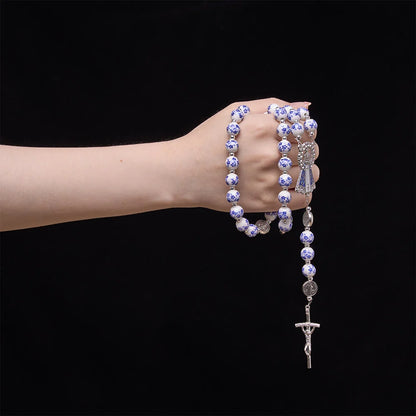 Rosario in ceramica Sacrelle nei colori bianco e blu con motivo floreale, medaglie di San Benedetto e della Madonna