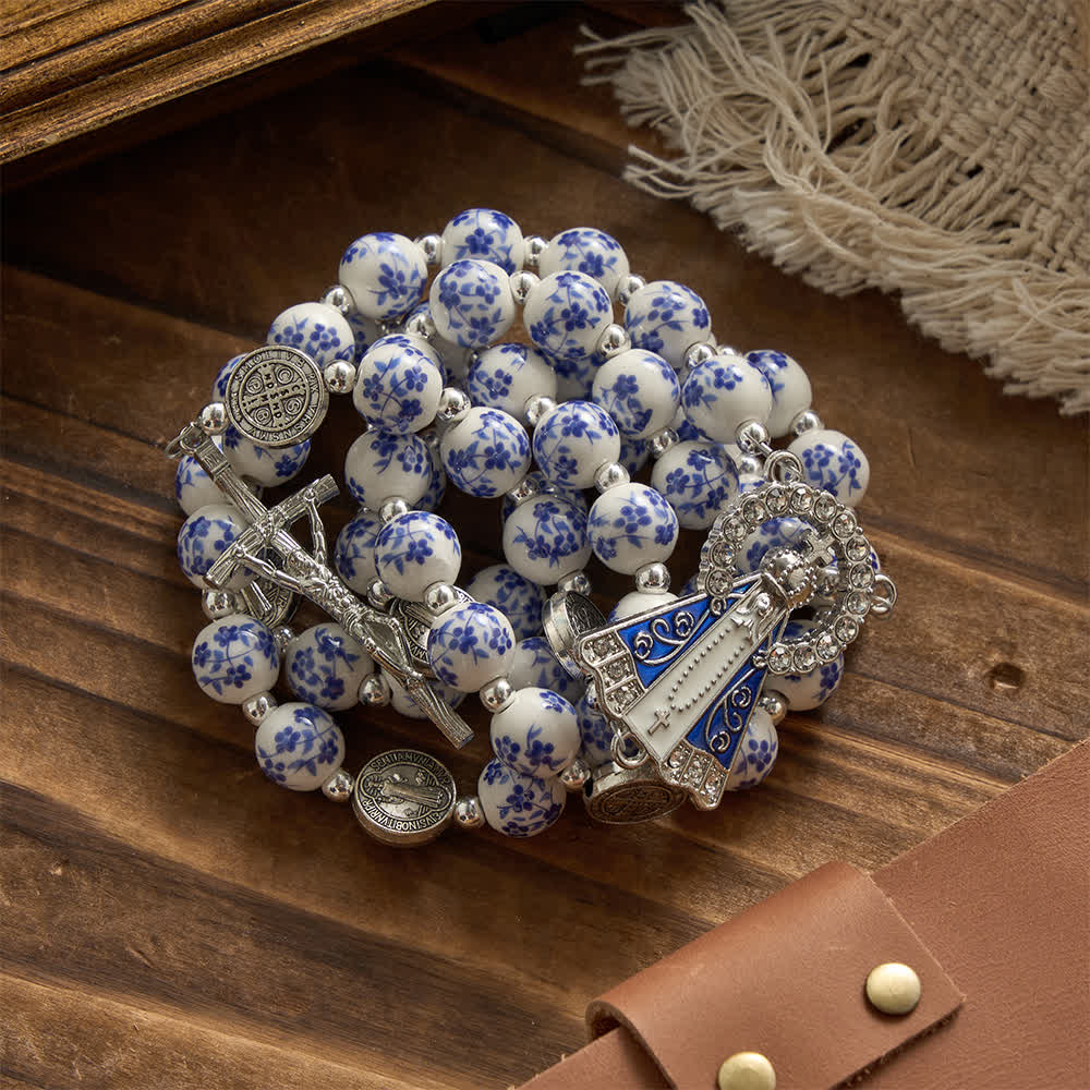 Rosario in ceramica Sacrelle nei colori bianco e blu con motivo floreale, medaglie di San Benedetto e della Madonna