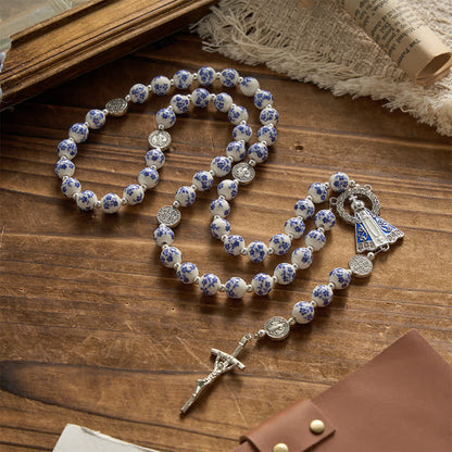 Rosario in ceramica Sacrelle nei colori bianco e blu con motivo floreale, medaglie di San Benedetto e della Madonna