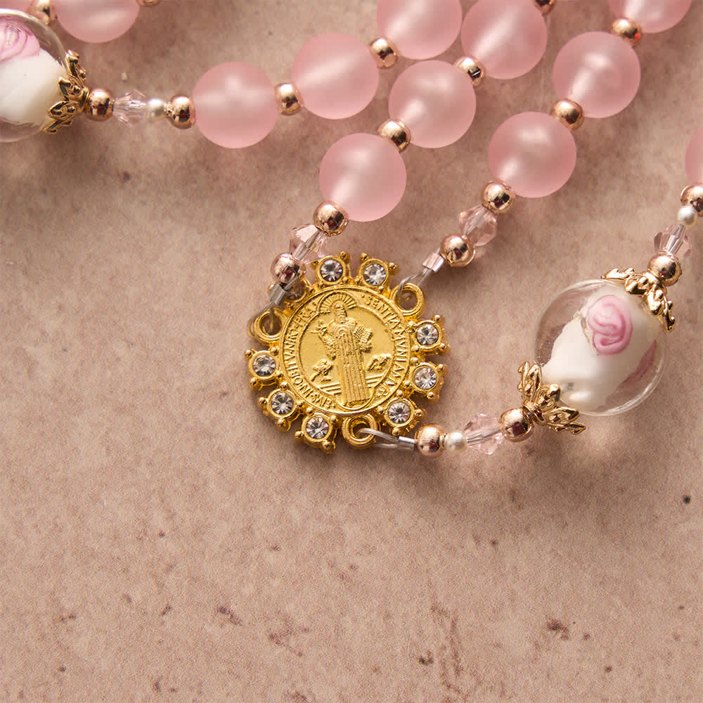 in colore rosa opaco con delicato vetro rosa e devozione a San Benedetto